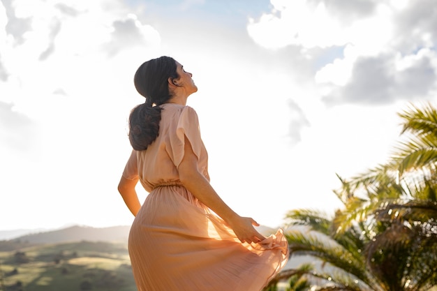 Mujer de tiro medio en la naturaleza