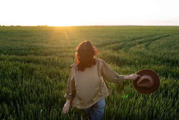 Mujer de tiro medio en la naturaleza