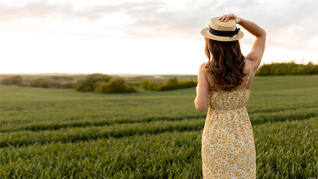 Foto gratuita mujer de tiro medio en la naturaleza