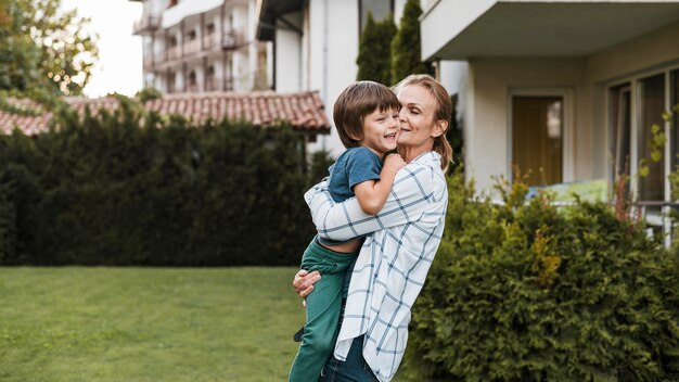 Mujer de tiro medio con niño feliz