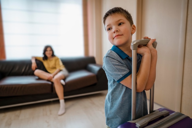 Foto gratuita mujer de tiro medio y niño en el interior