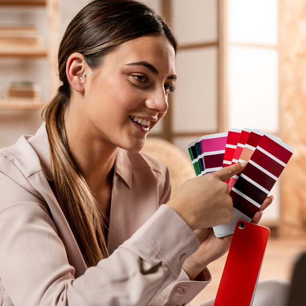 Mujer de tiro medio con paleta de colores