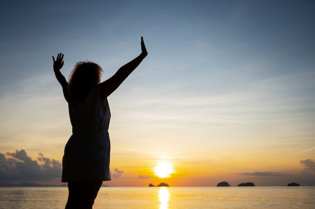 Mujer de tiro medio pasando un día sola en la playa.