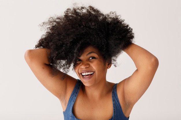 Foto gratuita mujer de tiro medio con peinado afro
