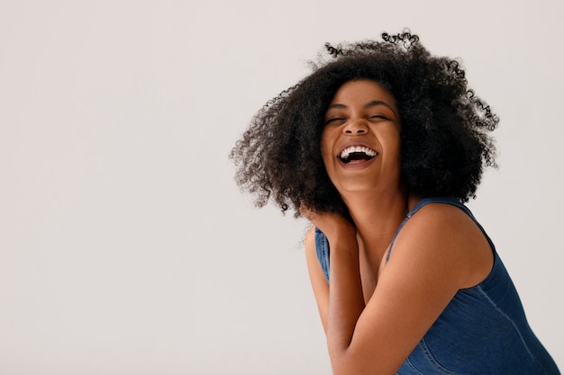 Foto gratuita mujer de tiro medio con peinado afro