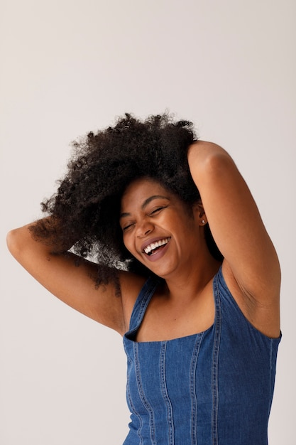 Foto gratuita mujer de tiro medio con peinado afro