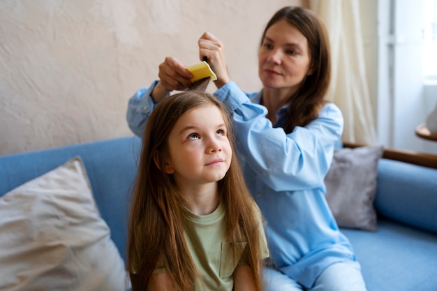 Mujer de tiro medio peinándose