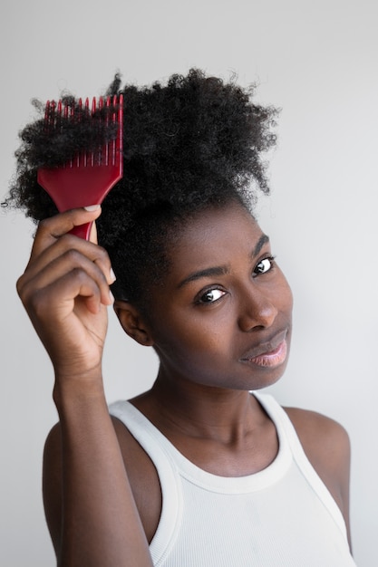 Foto gratuita mujer de tiro medio con peine de pelo