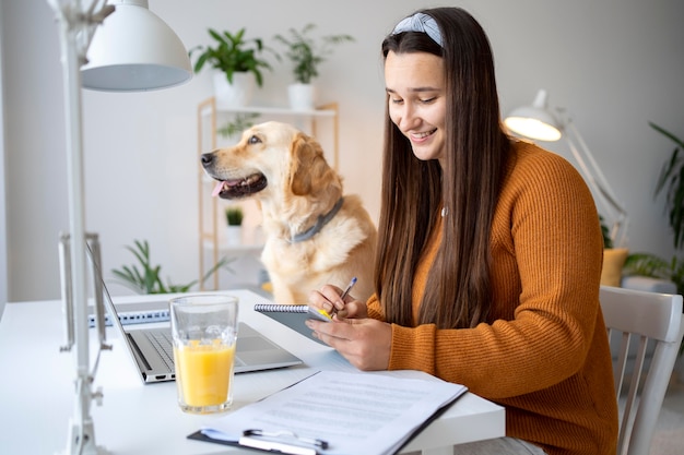 Foto gratuita mujer de tiro medio y perro en casa