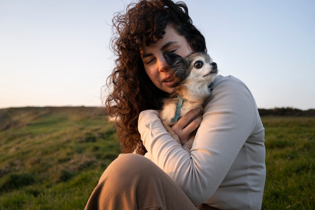 Mujer de tiro medio con perro chihuahua