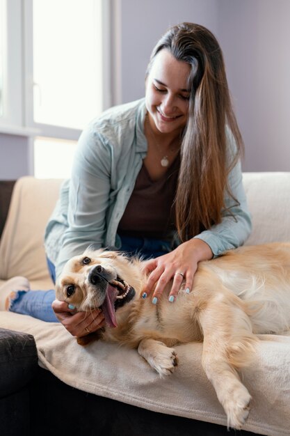 Mujer de tiro medio con perro sonriente