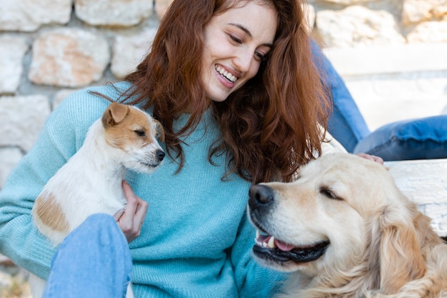 Mujer de tiro medio con perros lindos