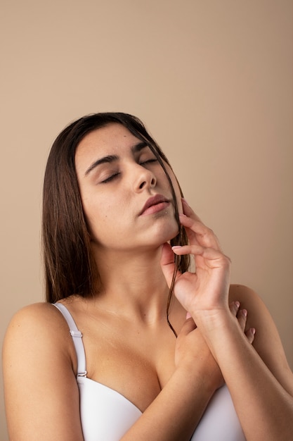 Mujer de tiro medio con piel clara.