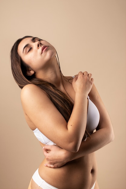 Mujer de tiro medio con piel fresca.