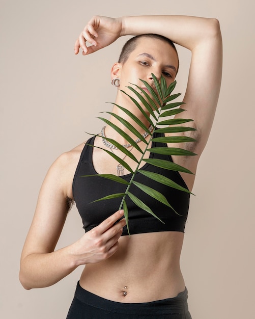 Mujer de tiro medio con planta