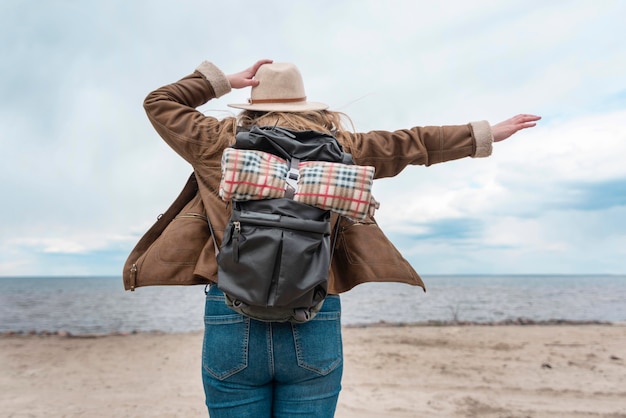 Foto gratuita mujer de tiro medio en la playa