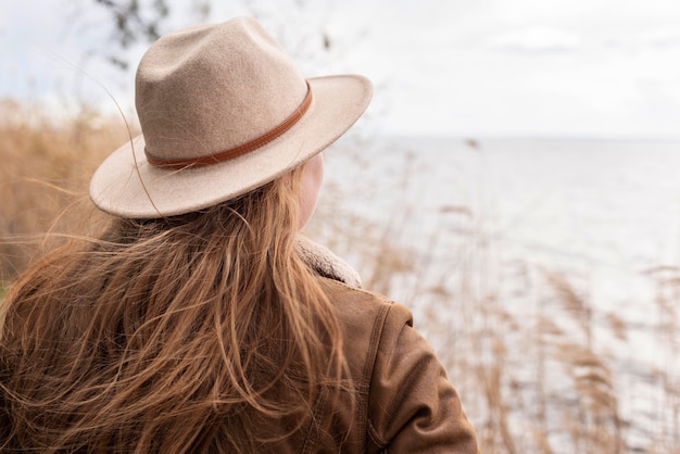 Mujer de tiro medio en la playa