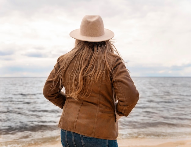 Foto gratuita mujer de tiro medio en la playa