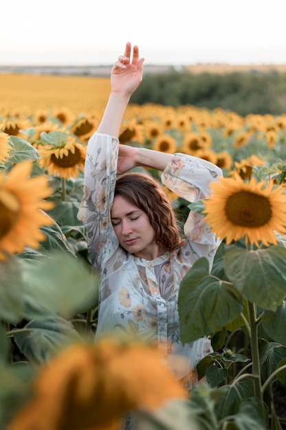 Mujer de tiro medio posando al aire libre