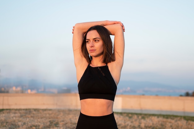 Mujer de tiro medio posando al aire libre