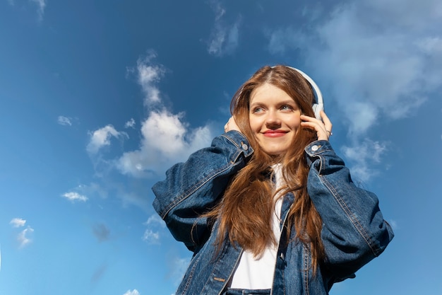 Mujer de tiro medio posando al aire libre