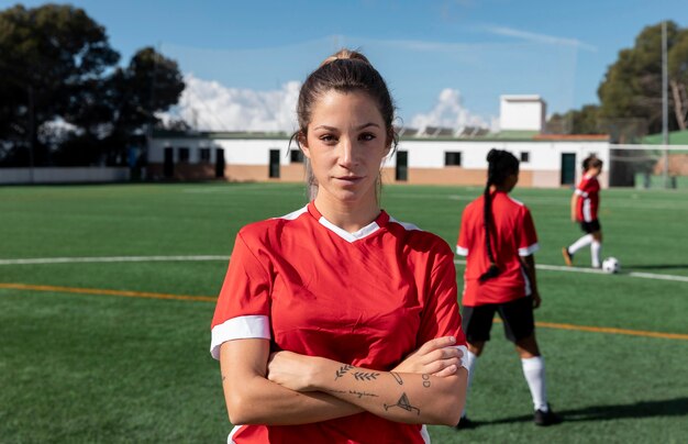 Mujer de tiro medio posando con los brazos cruzados