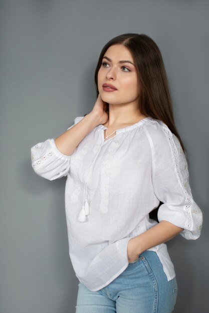 Mujer de tiro medio posando con camisa ucraniana