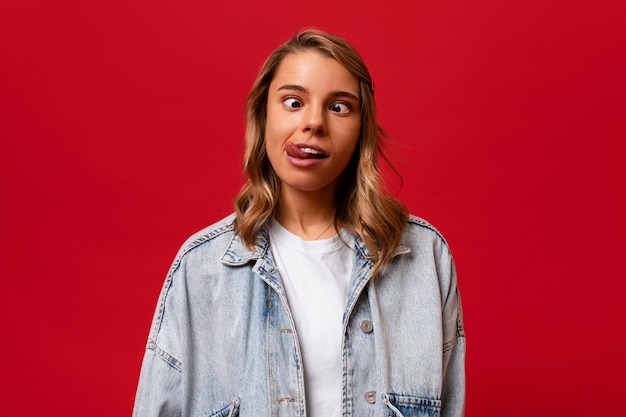 Foto gratuita mujer de tiro medio posando en el estudio