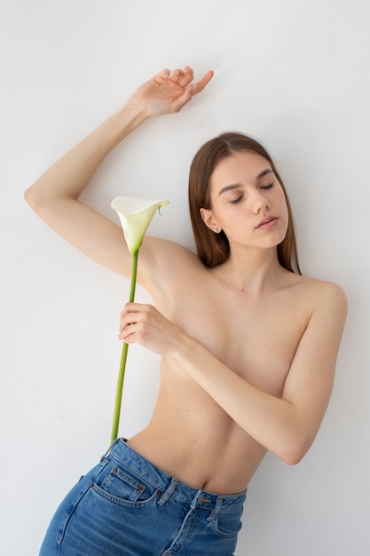 Foto gratuita mujer de tiro medio posando con flor
