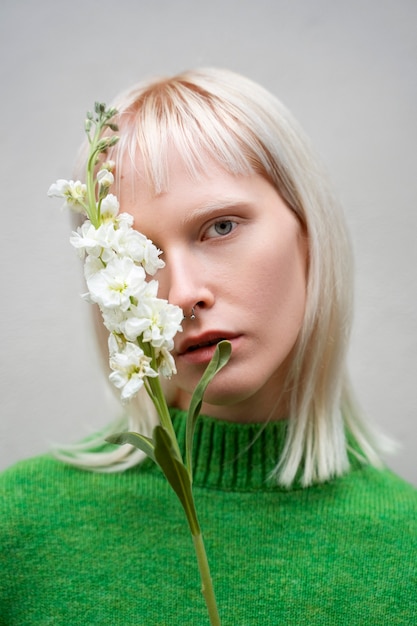 Foto gratuita mujer de tiro medio posando con flor