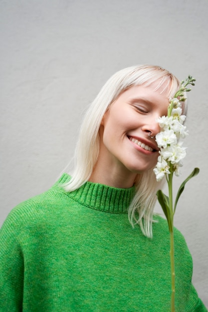 Foto gratuita mujer de tiro medio posando con flor