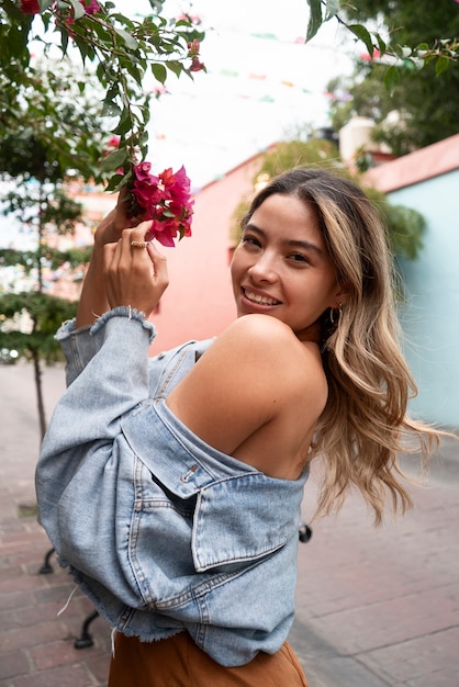 Foto gratuita mujer de tiro medio posando con flores