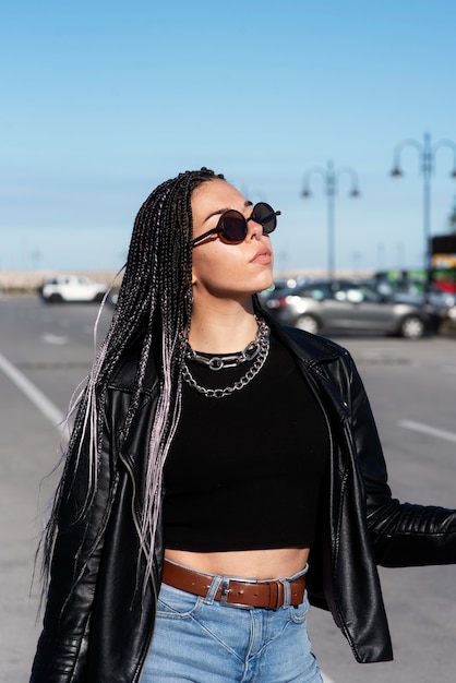 Mujer de tiro medio posando con gafas de sol