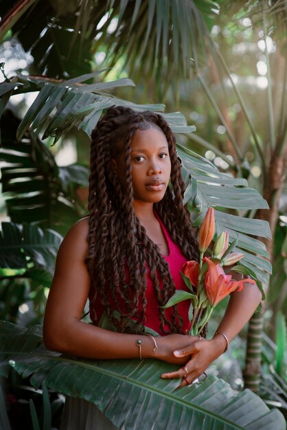 Mujer de tiro medio posando en un jardín romántico