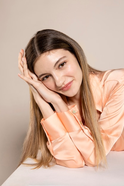 Foto gratuita mujer de tiro medio posando con mesa