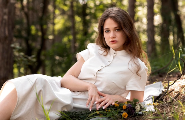 Mujer de tiro medio posando en la naturaleza