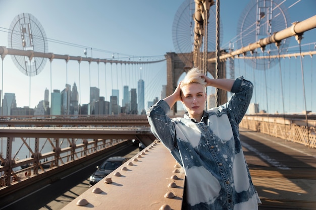 Foto gratuita mujer de tiro medio posando en nueva york