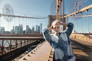 Foto gratuita mujer de tiro medio posando en nueva york