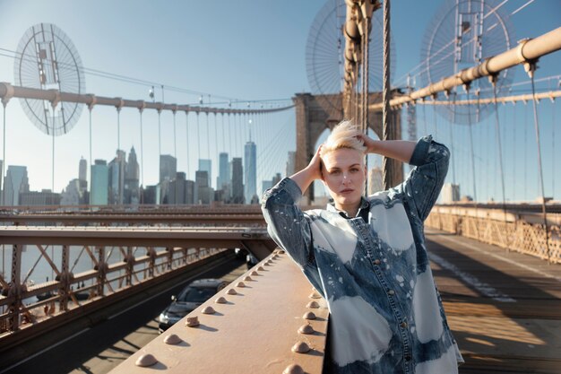 Mujer de tiro medio posando en nueva york