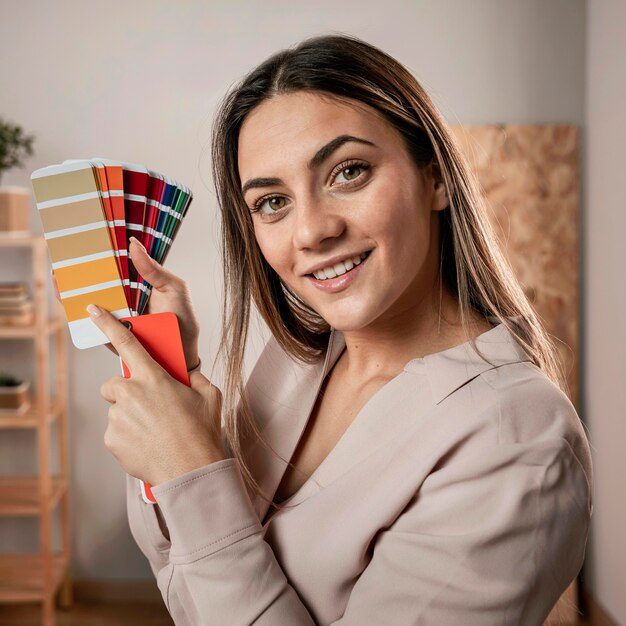 Mujer de tiro medio posando con paleta de colores