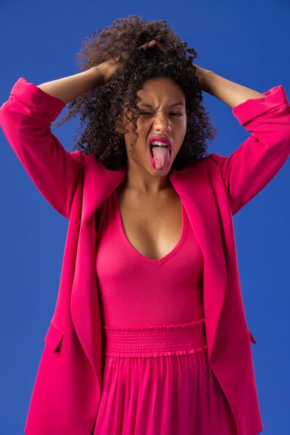 Mujer de tiro medio posando con traje rosa