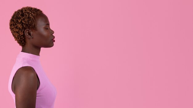 Mujer de tiro medio posando con traje rosa