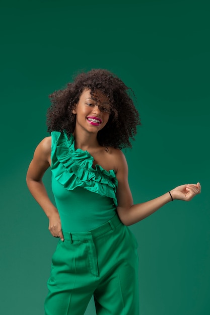 Mujer de tiro medio posando con traje verde