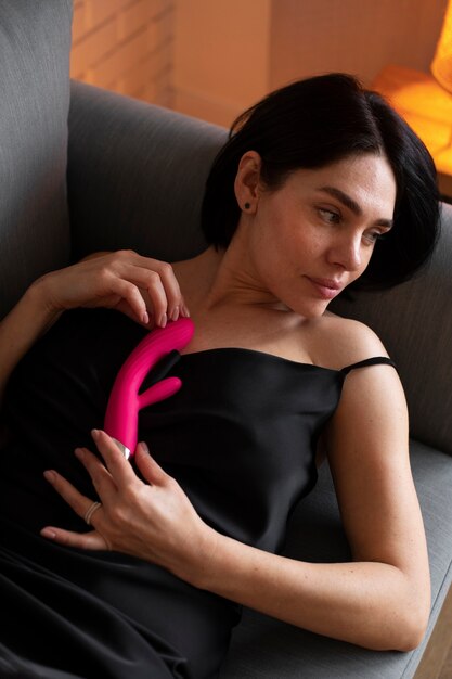 Mujer de tiro medio posando con vibrador