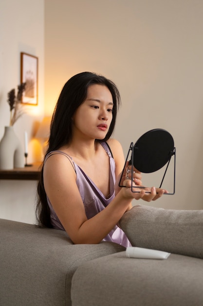 Mujer de tiro medio practicando el cuidado personal