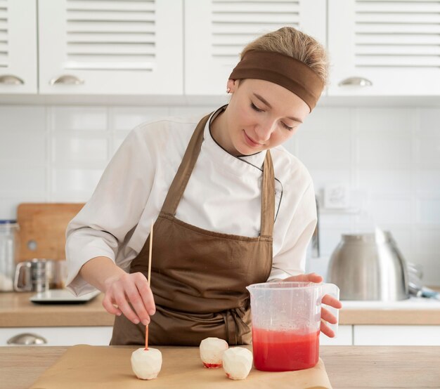 Mujer de tiro medio preparando postre