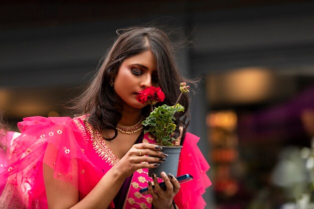 Mujer de tiro medio que huele a flor