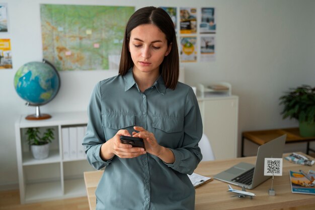 Mujer de tiro medio que trabaja como agente de viajes.