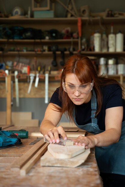 Mujer de tiro medio que trabaja con madera