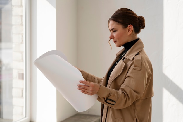 Mujer de tiro medio que trabaja en un proyecto de diseño de interiores.